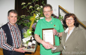 Vorstand Xaver Pongratz (links) und 3. Brgermeisterin Maria Bellmann gratulierten Bernhard Bednara zur Auszeichnung mit der Goldenen Ehrennadel des Bayrischen Landesverbandes fr Gartenbau und Landespflege. − Fotos: Machtl